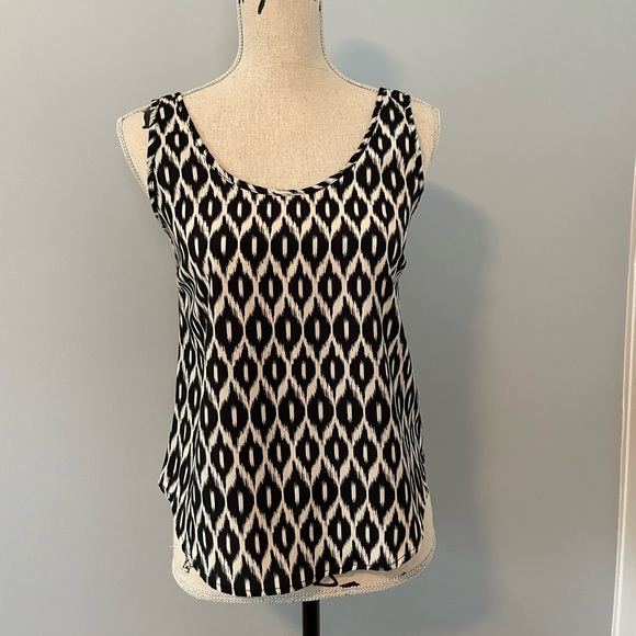 B Jewel Geometric Pattern Tank - Picture 2 of 7